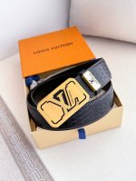 品名： Lv..路易..威登腰带皮带原单 型号：挂扣，经典纯钢材质挂扣，头层牛皮，图片实物拍摄 材料：头层牛皮，挂扣系列，纯钢材质扣头，钯镀电镀工艺永不掉色。原