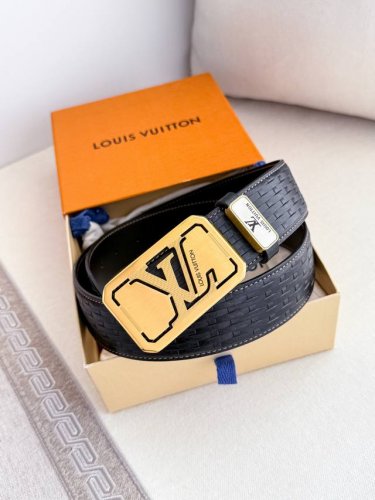品名： Lv..路易..威登腰带皮带原单 型号：挂扣，经典纯钢材质挂扣，头层牛皮，图片实物拍摄 材料：头层牛皮，挂扣系列，纯钢材质扣头，钯镀电镀工艺永不掉色。原