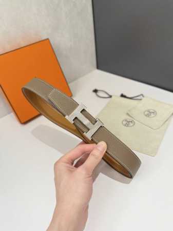 特 爱马仕HermèS男款腰带以其精湛的工艺、高品质的材料和经典的设计而备受推崇，是男士时尚配饰中的顶级选择。最具标志性的设计是带有“H”标志的扣头，简约大气且 - 点击图像关闭