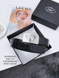 特 普拉达 不锈钢自动扣腰带 宽度3.5Cm 品质款式，高档 耐用。进口头层仿真鳄鱼肚皮纹，可以媲美真鳄鱼，耐用性 纹路都极像。底皮：意大利进口牛皮，纯正进口保