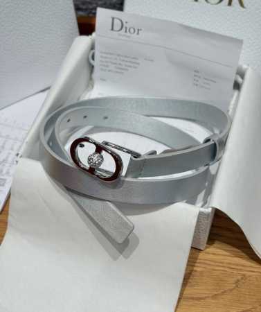 30 Montaigne Jolie 腰带 这款 30 Montaigne Jolie 腰带从同名手袋汲取灵感，采用颗粒牛皮革等材质精心制作，饰以富有光泽的金色 - 点击图像关闭