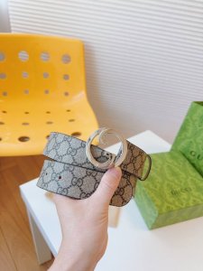特 Gucci 配饰不断为经典注入新意，焕新演绎品牌典藏元素。在这款腰带上，其独特的创意和革新，赋予整个造型以别致魅力。这款腰带以匠心打造，巧妙融入流行风格；时