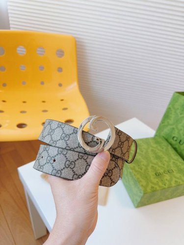 特 Gucci 配饰不断为经典注入新意，焕新演绎品牌典藏元素。在这款腰带上，其独特的创意和革新，赋予整个造型以别致魅力。这款腰带以匠心打造，巧妙融入流行风格；时