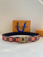本款4.0宽 Lv Initiales 双面腰带出自 春夏男装秀场，为 Damier Po 帆布浸染潮流新色，翻转可见光滑素雅牛皮革。Lv 字母搭扣与崭新 Lo