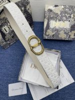 这款复古银色饰面黄铜腰带扣是二零二四春季系列新品，展示 Cd Dragon 标志。可与各式 35 毫米腰带搭配，提升格调，打造精致造型。 复古银色饰面黄