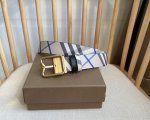 Burberry 巴宝莉专柜同步上新双面两用腰带 于意大利工坊精制而成 搭配镀钯金B字型扣环 一面装饰Burberry格纹 另一面为粒纹小牛皮材质 宽:3.5C