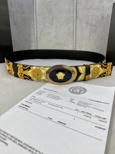 特 宽度4.0Cm Versace 范思哲 此款palazzo腰带采用牛皮革面料制作，并饰有le Pop Classique图案印花和标志性的椭圆美杜莎五金配件