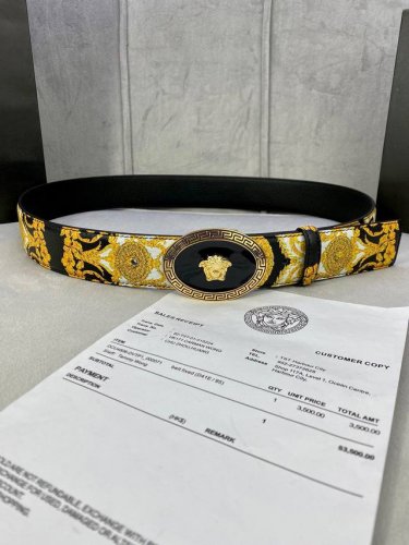 特 宽度4.0Cm Versace 范思哲 此款palazzo腰带采用牛皮革面料制作，并饰有le Pop Classique图案印花和标志性的椭圆美杜莎五金配件