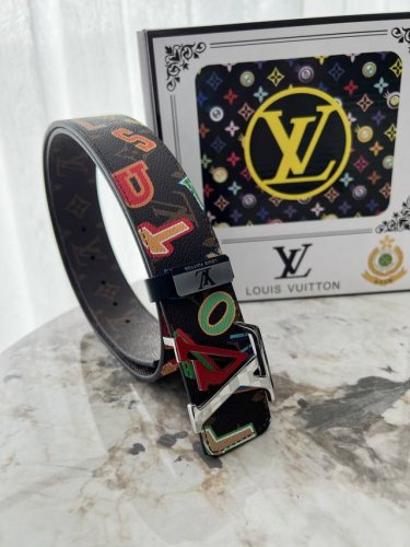 品名：Lv..路易..威登原单 材质：原单牛皮腰带 百分百头层牛皮腰带保证真皮钢扣，专柜原单品质、做工精细，时尚大牌，送人自用首选 包装： 请认准如图专柜包装赠