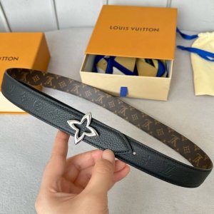 Lv 驢牌專櫃同步 全新原單女士腰帶系列 寬度30毫米 M0067 優雅的帆布設計搭配進口荔枝紋牛皮 可雙面佩戴 醒目的金銀色處飾有字母logo與花卉圓釘 別有