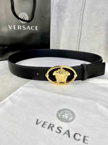 宽度：4.0Cm 范思哲 万象纹腰带饰有标志性的Versace美杜莎头像扣，彰显品牌格调。是一款精美的衣橱必备单品。