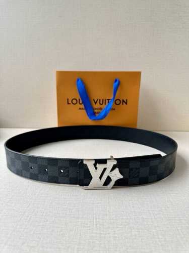 4.0宽Lv Flower 双面腰带取材 Monogram 涂层帆布，借背面皮革的 Lv Flower 压纹彰显 Pharrell Williams 设计的崭新