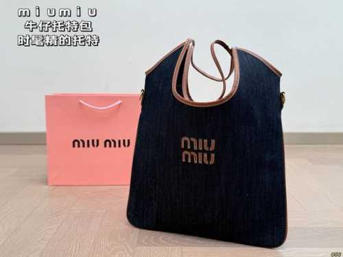配盒 缪缪 Miumiu牛仔托特包 时髦精的托特 见到实物不得不感叹火有它火的道理 超实用的好嘛！！ 尺寸35 29