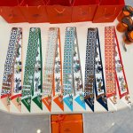 爱马仕Hermes“新式座驾”Twilly小丝巾Twilly小丝巾 100%桑蚕丝 這款小巧的真絲配飾佩戴方式千變萬化，可為您的日常造型增添靈動妙趣！法国制造尺