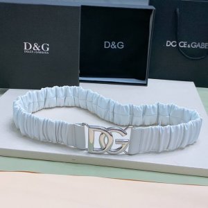 Dg 徽标卷褶牛皮弹力腰带，整体包裹软质卷褶牛皮覆层，风格干练摩登，浅金色、银色 电镀金属 Dg 徽标搭扣 4Cm 尺寸S M L Xl
