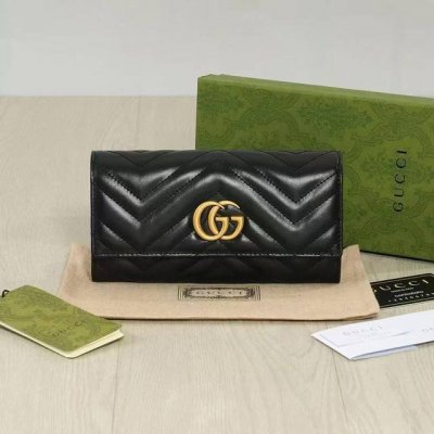 颜色 黑尺寸 19X10Gg Marmont 长款牛皮皮夹采用绗缝皮革打造，背面刺绣Gg 标志Gg 标志复古金色金属配件意大利创作的双 G 扣按扣闭合12 个卡