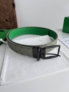 Bv 2026最新款男士编织腰带 双面用 纯手工Intreccio大格子编织 双面意大利小牛皮搭配真空枪色可旋转针扣 侧面有标识 皮带宽度35Mm 颜色: 洞石