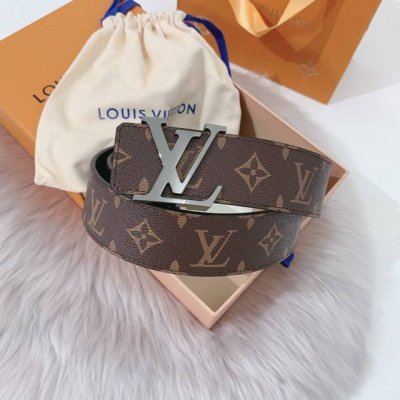 特 ：配送专柜全套礼盒包装。 Lv 40 毫米双面腰带将 帆布和柔软小牛皮分饰两面，以摩登视角重绎路易威登的经典设计，更有 Lv 字母搭扣绘上标志性一笔。搭提供