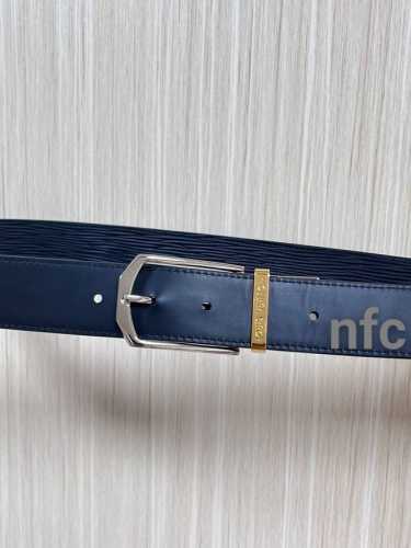 3.5双面进口牛皮，单面水波纹，搭配精品单桥旋转分身色扣。实物实拍，官网同步。