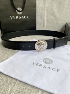 宽度4.0Cm Versace 范思哲 此款山羊皮腰带的搭扣饰有品牌标志性的金 银色闪光Virtus五金配件。