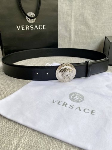 宽度4.0Cm Versace 范思哲 此款山羊皮腰带的搭扣饰有品牌标志性的金 银色闪光Virtus五金配件。