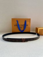 本款2.0宽 Lv Circle 双面腰带拼接皮革和 Monogram 帆布，以 Lv Circle 标识搭扣释放瞩目格调。灵活设计可搭配牛仔着装或雅致造型