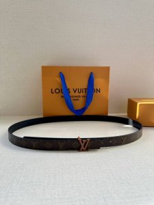 本款2.0宽 Lv Circle 双面腰带拼接皮革和 Monogram 帆布，以 Lv Circle 标识搭扣释放瞩目格调。灵活设计可搭配牛仔着装或雅致造型