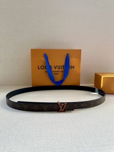 本款2.0宽 Lv Circle 双面腰带拼接皮革和 Monogram 帆布，以 Lv Circle 标识搭扣释放瞩目格调。灵活设计可搭配牛仔着装或雅致造型