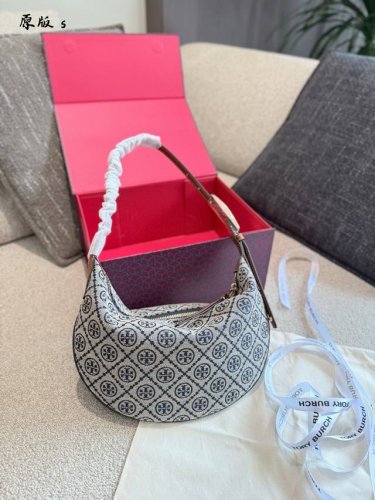 Toryburch汤丽柏琦#时尚署和 #穿 搭抄作业#极限二 腋下包:以经典老花腋下包，小巧玲珑的外观，设计经典中带着复古感，包身配有标志性的双“T”硬件等元素