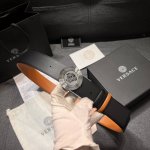 特 范思哲 宽4.0新款 光滑皮带，饰有双面Medusa Biggie搭扣，采用双色调 Medusa Biggie双面搭扣