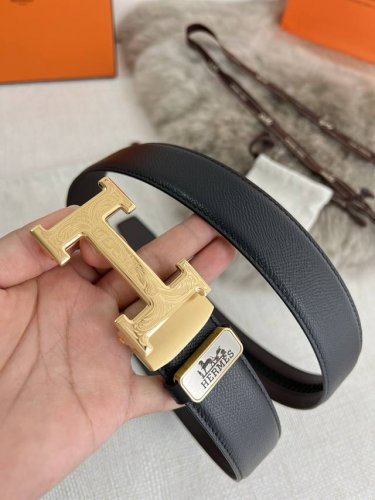 品名：爱马仕.Her..Mes自动扣皮带 腰带 型号：自动带身，纯钢材质经典自动扣，自动带身，内穿款 腰带：百分百头层牛皮，自动带身，保证真皮。24K纯钢扣永不