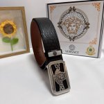 品名：Versace.范思哲 材质：原单牛皮腰带 百分百头层牛皮腰带保证真皮，24K纯钢扣，专柜原单品质、做工精细，时尚大牌，送人自用首选 包装