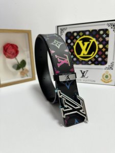 品名：Lv..路易..威登 材质：原单牛皮腰带 百分百头层牛皮腰带保证真皮，24K纯钢扣，专柜原单品质、做工精细，时尚大牌，送人自用首选 包装： 请认准如图专柜