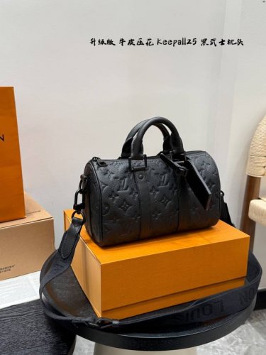 礼盒包装 复刻版！牛皮压花 男帅女飒！！Lv Keepall25 黑武士真的泰裤辣 Keepall 25枕头包 黑银配色 时髦与酷酷并存 黑色老花有辨识度又低调