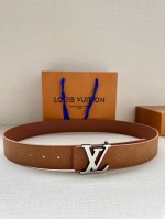 特 4.0宽 Lv Shadow 腰带拥有 Monogram Shadow 皮革的经典风尚和素面皮革的内敛格调，再为 Lv 搭扣描绘双层扣 以摩登笔触焕新男士衣