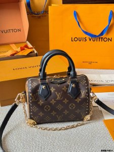 复刻版 牛皮 全钢 P 2025早春走秀款 枕头包 Lv 路易威登 新款经典枕头包单肩斜挎女包 尺寸20Cm 折叠盒包装