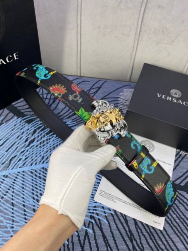 宽度4.0Cm Versace 范思哲 此款经典腰带由柔软的小牛皮制成，配有3D方形美杜莎头像腰带扣。 一面为单色，一面饰有品牌标志性barocco印花。