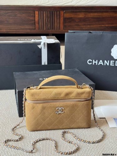 顶级原单 麂皮 Chanel 饭盒包 慵懒随性又好背 上身满满的惊喜 高级慵懒又随性 彻底心动的一只 Size：20 13Cm