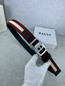 特P170 这款 B Buckle 腰带以合成织物制成，采用双面设计，反面并饰有 Bally Stripe 细节。法琅扣搭