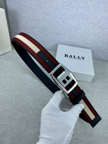 特P170 这款 B Buckle 腰带以合成织物制成，采用双面设计，反面并饰有 Bally Stripe 细节。法琅扣搭