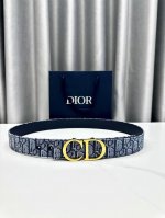 宽度3.5Cm Dior 这款 35 毫米双面腰带兼具典雅气质与摩登风范。双面设计，采用 Oblique 印花面料和牛皮革精心制作，一面为蓝色Oblique印花