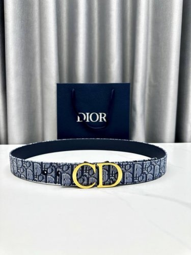宽度3.5Cm Dior 这款 35 毫米双面腰带兼具典雅气质与摩登风范。双面设计，采用 Oblique 印花面料和牛皮革精心制作，一面为蓝色Oblique印花