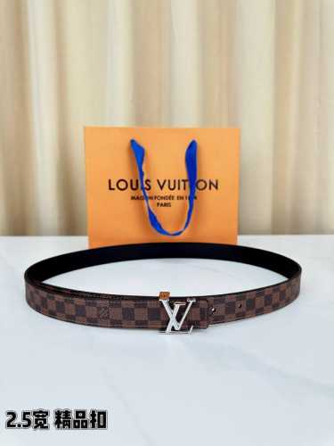 Louis Vuitton 2.5Cm宽经典皮带，采用标志性Monogram设计，搭配抛光钢质Lv字母扣。精选牛皮材质，棕色系配色百搭实用，精湛工艺诠释法式奢华