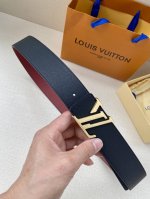 特P210 Initiales 40 毫米双面腰带是 男装系列的配饰。Taga 皮革触感柔软，与另一面的 Monogram 帆布碰撞色彩。同色 Lv 字母以抛光