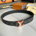 圖片包裝10 寬：40Mm 驢家新品 雙面均可使用 一面為柔軟的十字紋小牛皮 另一面配以色彩繽紛的帆布製作 全新字母搭扣設計與腰帶搭配相呼應 成為獨特的亮眼之作
