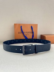 特 4.0宽 Citizen 双面腰带以 Monogram Eclipse 帆布和 Taurillon 皮革成就两式风尚，再以耀目针式搭扣俊朗格调，可轻松融入各