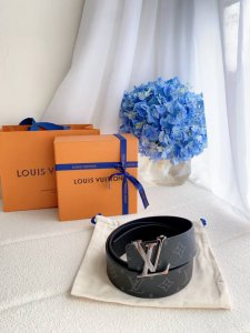 特 P150 Lv Initiales 40 毫米双面腰带 此款双面腰带以标志性的 Lv Initiales 搭扣搭配全新 Monogram Eclipse 帆