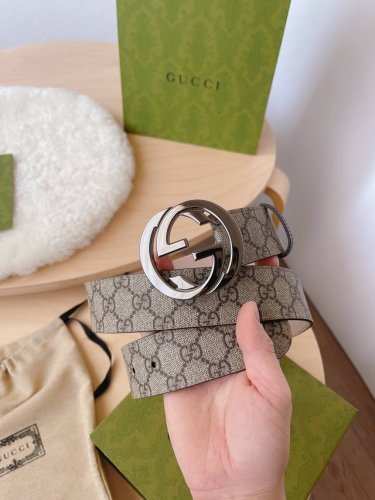 高端品质，实物拍摄 批 配全套礼盒 ：Gucci，一个 Gg 最高帆布带完成连锁 G 扣。 黑色 灰色 Gg Supreme 帆布，一种低环境影响的材质，搭配黑