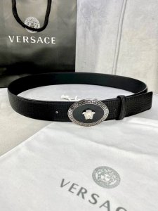 宽度：4.0Cm 范思哲 万象纹腰带饰有标志性的Versace美杜莎头像扣，彰显品牌格调。是一款精美的衣橱必备单品。