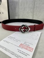 特 宽度4.0Cm Gucci 互扣式双G Logo填油扣，源自品牌辉煌的70年代典藏设计，经过重新诠释而别具新意。呈现于纤细压花皮革腰带之上。